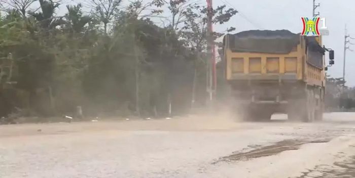 Xe quá tải làm đường xuống cấp.