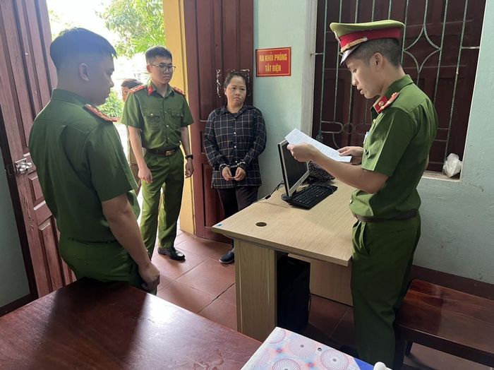 Cơ quan CSĐT Công an huyện Lạng Giang đọc lệnh bắt bị can để tạm giam đối với Dương Thị So