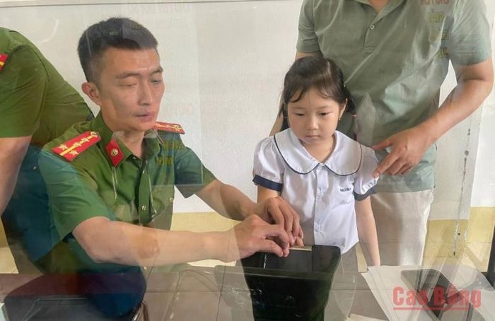 Công an huyện Bảo Lạc làm căn cước cho trẻ dưới 14 tuổi.