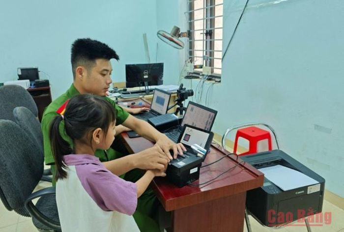 Công an huyện Bảo Lâm thu nhận căn cước cho trẻ dưới 14 tuổi.