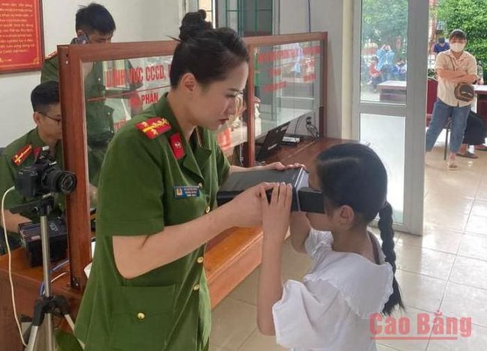 Cán bộ Công an huyện Quảng Hòa thực hiện sinh trắc học mống mắt đối với trẻ em.