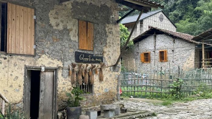 Những căn nhà nơi đây khoác lên mình nét đẹp hoài cổ, nhuốm màu thời gian.