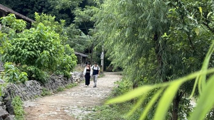 Du khách thăm quan, trải nghiệm tại làng đá.