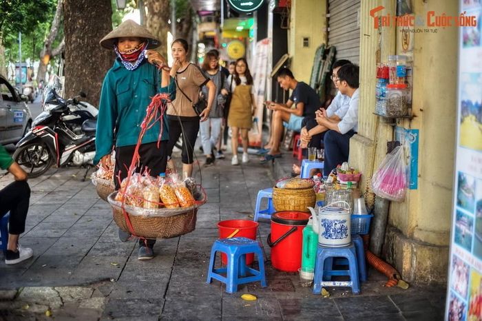 “...Lại định phép ty tộc đoàn (liên kết các gia tộc ở gần nhau cùng giữ an ninh). Tiếp đó lại chia làm 9 điện, mỗi điện có 4 khu, mỗi khu đặt một viên chánh khu...”. Ảnh: Phố Hàng Khay.