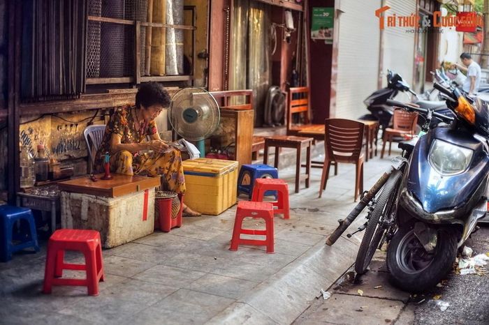 Trong tác phẩm Vũ Trung tùy bút của Phạm Đình Hổ - danh sĩ sống vào giai đoạn cuối thời Lê đầu thời Nguyễn - cho biết cụ thể hơn về điều này: “Kinh thành Thăng Long chia ra 36 phường, mỗi phường đặt một người phường trưởng...". Ảnh: Phố Hàng Bút.