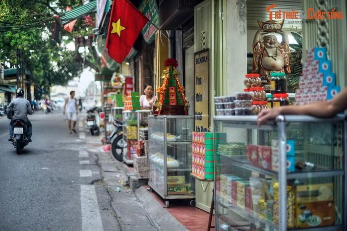 Cụ thể, ở huyện Thọ Xương có 18 phường gồm: Yên Thọ, Hà Khẩu, Báo Thiên, Đông Hà, Đồng Xuân, Đông Tác, Đông Các, Cổ Vũ, Xã Đàn, Đồng Lạc, Thái Cực, Diên Hưng, Khúc Phố, Phục Cổ, Phúc Lâm, Kim Hoa, Hồng Mai, An Xá. Ảnh: Phố Hàng Than.