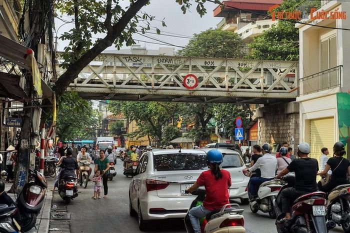 "...Lại đặt ra phủ Phụng Thiên có quan Phủ doãn, quan Thiếu doãn kiêm coi cả việc tuần phủ và việc liêm sát, đốc suất hai huyện Thọ Xương và Quảng Đức, mỗi huyện có quan Huyện úy cai trị”. Ảnh: Phố Hàng Giấy.