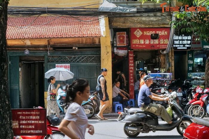 "...Hàng Thùng, hàng Bát, hàng Tre /Hàng Vôi, hàng Giấy, hàng The, hàng Gà / Quanh đi đến phố hàng Da / Trải xem hàng phố, thật là cũng xinh / ...Phồn hoa thứ nhất Long thành /Phố giăng mắc cửi, đường quanh bàn cờ...". Ảnh: Phố Hàng Bạc.