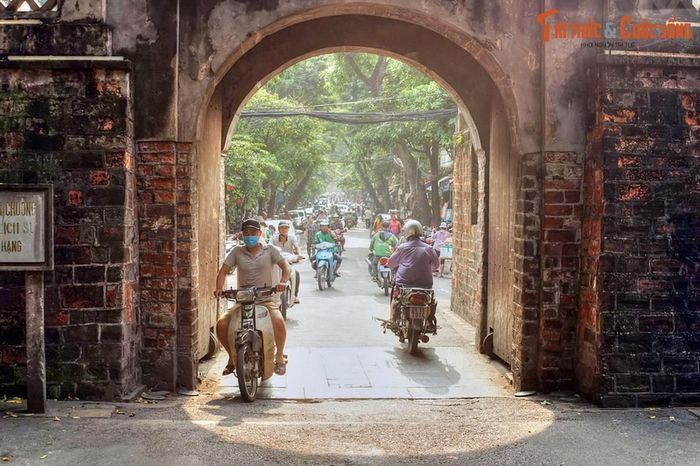 Cụ thể, theo sách “Đại Việt sử ký tục biên”, vào tháng 12 năm Mậu Thìn niên hiệu Cảnh Hưng thứ 9 (1748) triều đình “hạ lệnh chia bên trong kinh thành làm 36 khu, mỗi khu đặt một quan coi giữ việc tuần phòng, khám xét...”. Ảnh: Phố Hàng Chiếu.