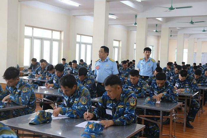 Kiểm tra nhận thức chính trị các thành phần trong kíp chiến đấu. Ảnh: Thế Thủy