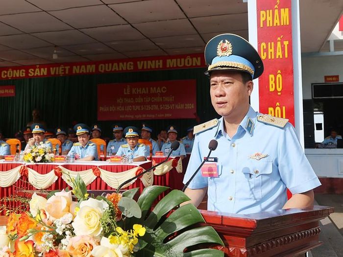 Thiếu tướng Bùi Đức Hiền - Phó Tư lệnh Quân chủng Phòng Không - Không quân phát biểu tại Lễ khai mạc. Ảnh: Thế Thủy