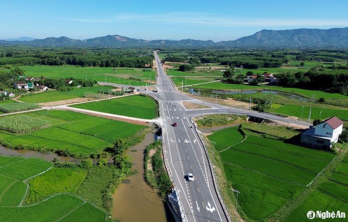 Đường N5 kéo dài, đoạn qua xã Thịnh Thành (Yên Thành), tạo thành điểm nút giao đẹp nhất trên suốt chiều dài của tuyến đường. Ảnh: Xuân Hoàng