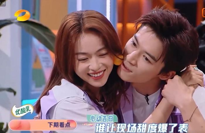 Sự thân thiết của Vương Tinh Việt và Ngô Cẩn Ngôn trên show làm dấy lên nghi vấn cả hai phim giả tình thật. 