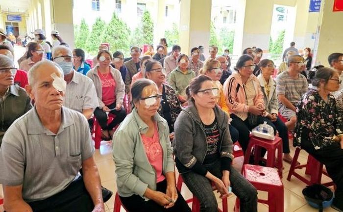 Các bệnh nhân được phẫu thuật thay thủy tinh thể nhân tạo miễn phí