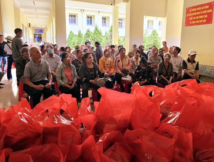 Các bệnh nhân được phẫu thuật mắt miễn phí và được tặng quà từ chương trình