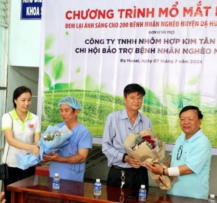 Hội Bảo trợ Bệnh nhân nghèo - Người tàn tật và Trẻ mồ côi tỉnh Lâm Đồng tặng hoa cho các bác sĩ tình nguyện và nhà tài trợ chương trình