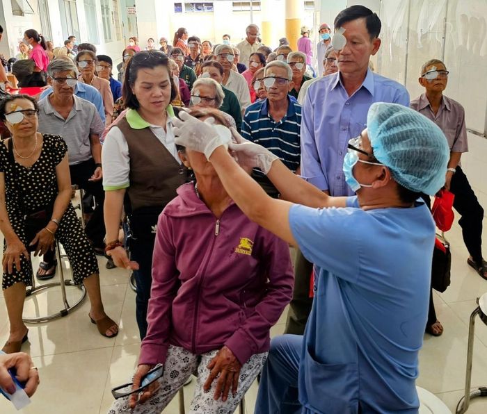 Bác sĩ kiểm tra mắt cho bệnh nhân sau phẫu thuật thay thủy tinh thể nhân tạo