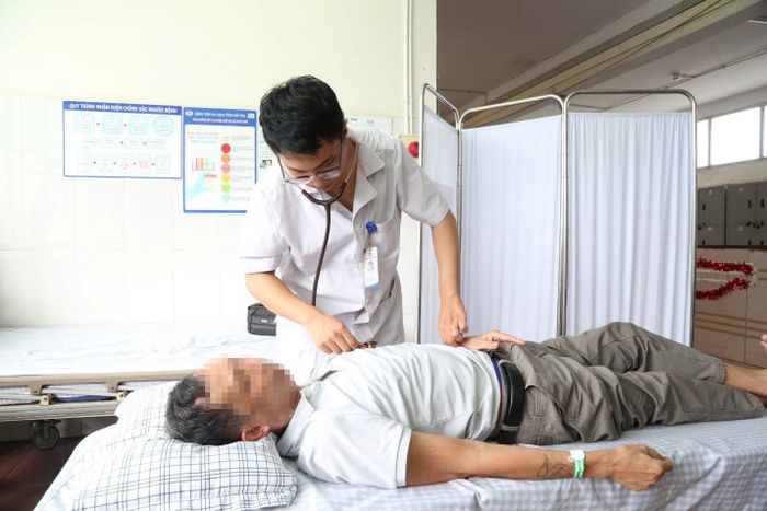 Bệnh nhân ngộ độc vì nhiễm khuẩn tiêu hóa được chăm sóc và điều trị tại Bệnh viện đa khoa tỉnh Phú Thọ. Ảnh: BVCC.