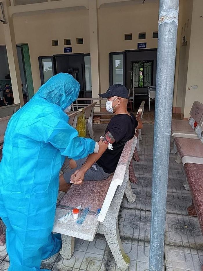 Nhân viên Trung tâm Y tế huyện Hiệp Hòa kiểm tra tình hình sức khỏe và lấy mẫu xét nghiệm cho các trường hợp có nguy cơ lây nhiễm bệnh bạch hầu cao. Ảnh: TTXVN phát