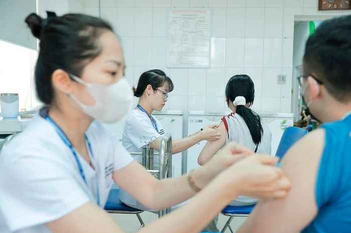 Nhân viên y tế tiêm vaccine phòng bệnh cho người dân. Ảnh tư liệu: Minh Quyết – TTXVN