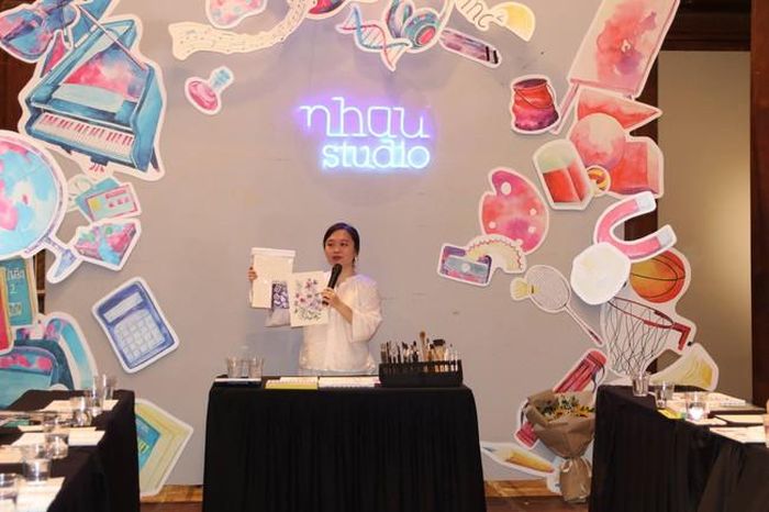 Nguyễn Thùy Anh tại workshop của triển lãm