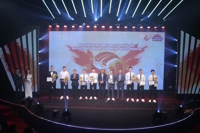 Huấn luyện viên xuất sắc và đội hình tiêu biểu của V-League 2023/24. Ảnh: Hoàng Linh