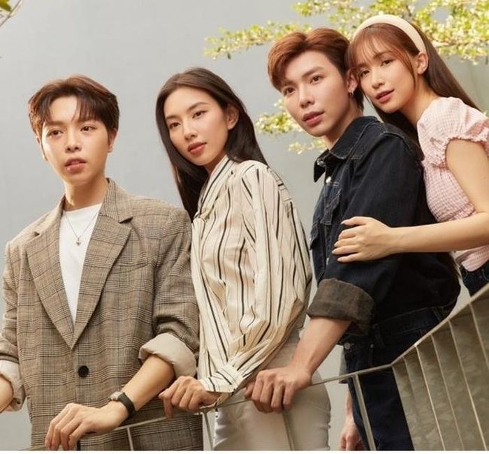 Hoa hậu Nguyễn Trúc Thùy Tiên (thứ 2 từ trái qua) và gia đình Hoa Dâm Bụt (Đức Phúc - Erik - Hòa Minzy (từ trái qua) cùng xuất hiện trong MV "Ngày đầu sau chia tay"