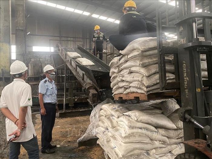 Cơ quan chức năng tiến hành phân hủy lô phân bón gây hại. Ảnh: TTXVN phát