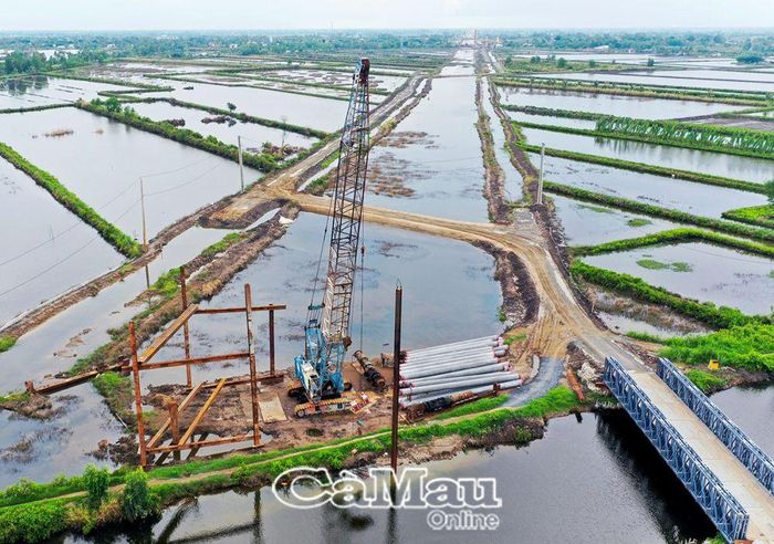 Công trường cầu, lộ thuộc dự án xây dựng tuyến cao tốc qua xã Hồ Thị Kỷ (huyện Thới Bình).