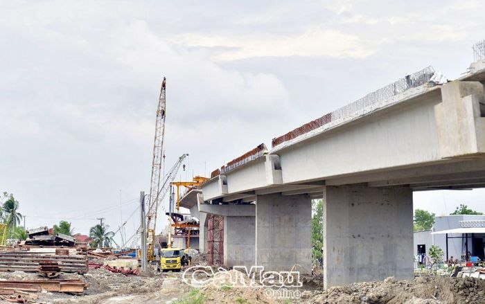 Cầu Tắc Thủ nằm trên tuyến đấu nối giữa xã Hồ Thị Kỷ (huyện Thới Bình) sang xã Lợi An (huyện Trần Văn Thời) sẽ sớm hoàn thành trong năm nay.