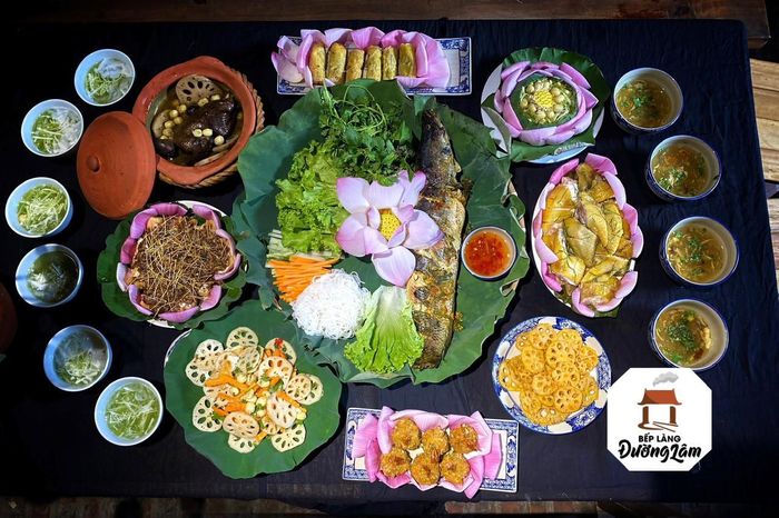 Mâm cỗ sen ở làng cổ Đường Lâm (thị xã Sơn Tây). Ảnh: Bếp làng Đường Lâm