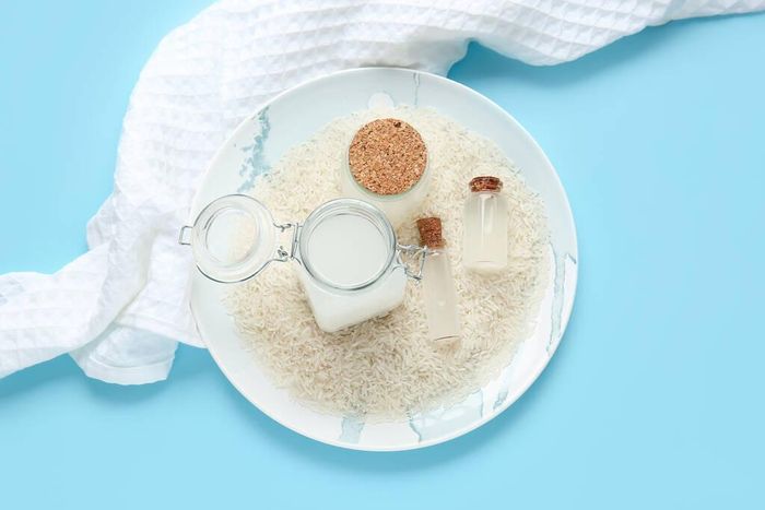Ngâm một cốc gạo với 2 - 3 cốc nước, trong 30 phút. Lọc nước và bảo quản trong tủ lạnh.