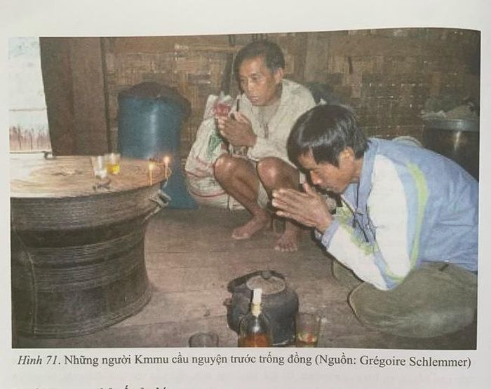 Người Kmmu cầu nguyện trước trống đồng
