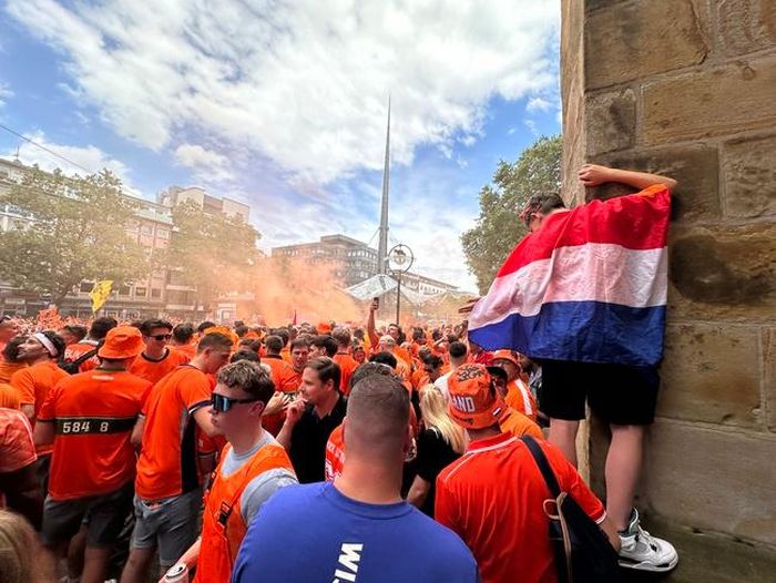 Các cổ động viên Hà Lan và Anh trước trận Anh-Hà Lan ở bán kết EURO 2024.