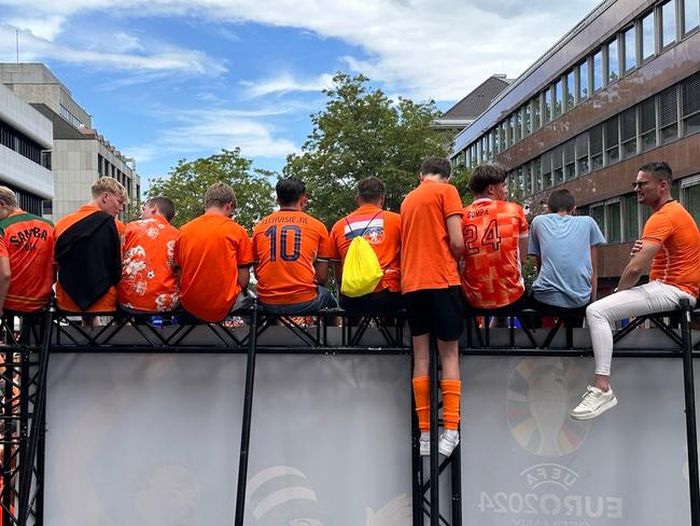 Cổ động viên Hà Lan và Anh trước trận Anh-Hà Lan ở bán kết EURO 2024.