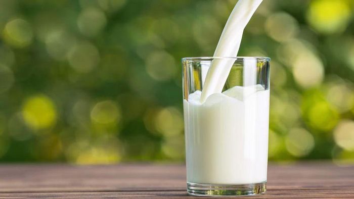 Sữa tách béo, sữa chua, phô mai và trứng có nhiều vitamin B giúp cải thiện tâm trạng bằng cách ổn định cảm xúc. (Ảnh: ITN)