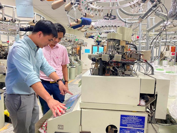 Dây chuyền sản xuất tất xuất khẩu của Công ty TNHH Begen ở xã Nghĩa Lộc, huyện Nghĩa Đàn. Ảnh: Thu Huyền