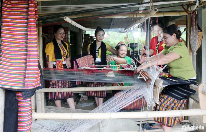 Người dân bản Bủng Xát, xã Châu Khê, huyện Con Cuông vay vốn Ngân hàng Chính sách duy trì nghề dệt thổ cẩm. Ảnh: Thu Huyền