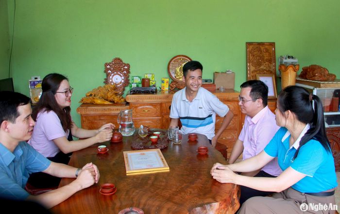 Lãnh đạo Ngân hàng Chính sách xã hội huyện Quỳ Hợp trò chuyện với chủ mô hình vay vốn chính sách hiệu quả trên địa bàn. Ảnh: Thu Huyền
