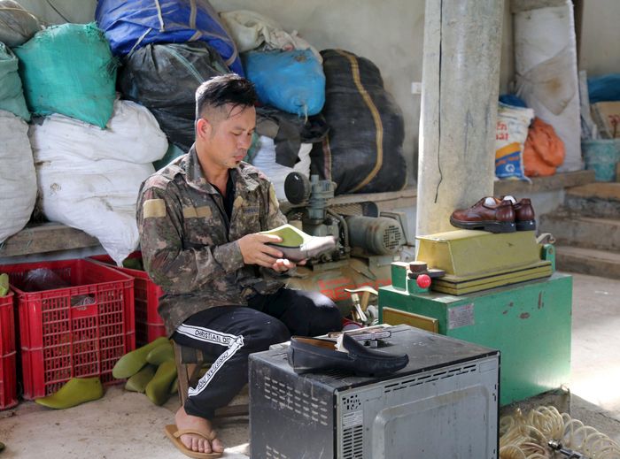 Anh Lô Văn Môn ở bản Lam Khê, xã Chi Khê, huyện Con Cuông đóng giày. Ảnh: Thu Huyền