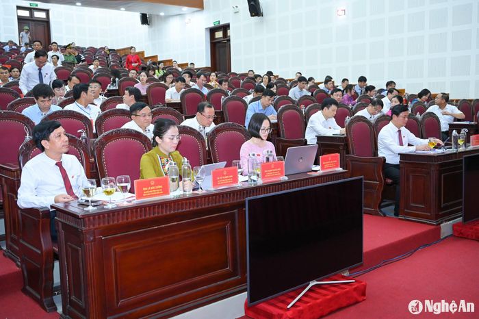 Quang cảnh thảo luận tại Tổ 1. Ảnh: Thành Cường