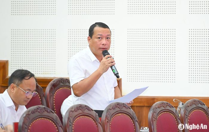 Giám đốc Sở Kế hoạch và Đầu tư Phạm Hồng Quang giải trình, làm rõ nội dung các đại biểu quan tâm. Ảnh: Thành Cường