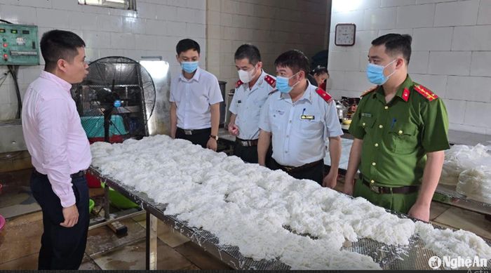 Kiểm tra việc chấp hành quy định pháp luật về bảo đảm an toàn thực phẩm tại hộ kinh doanh cơ sở sản xuất thực phẩm sạch Thanh Phúc. Ảnh: Từ Thành