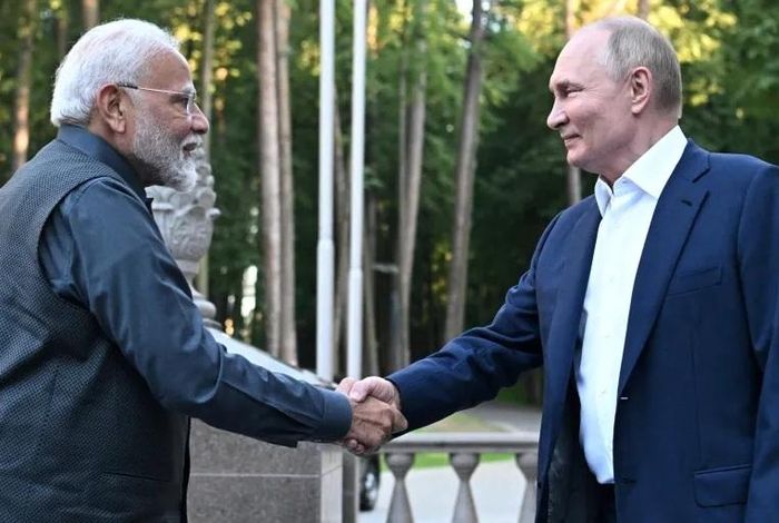 Tổng thống Nga Vladimir Putin (bên phải) đón tiếp Thủ tướng Ấn Độ Narendra Modi tại dinh thự bang Novo-Ogaryovo, ngoại ô Moscow ngày 8- 7. Ảnh: Reuters
