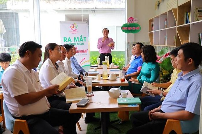 Ra mắt không gian “Đọc sách cùng doanh nhân” tại khu A cà phê Sen House Coffee, phường Mỹ Phú, TP Cao Lãnh