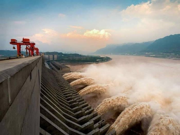 Với hồ trữ nước có dung tích tới 39,3 km3, con đập được xác định sẽ giảm tỉ lệ lũ lụt 1/10 năm thành 1/100 năm. Tuy nhiên, theo Probe International, đập Tam Hiệp sẽ dần mất đi chức năng ngăn chặn lũ lụt do hệ sinh thái rừng trong lưu vực sông bị mất đi, đồng thời là do con đập đã giữ lại khoảng 530 triệu tấn bùn/năm khiến thể tích hồ bị giảm đi đáng kể.