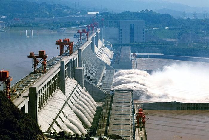 Công trình bắt đầu xây dựng từ năm 1994 và đi vào vận hành tất cả các chức năng từ tháng 7/2012 với số vốn đầu tư khổng lồ lên đến 75 tỷ đô la Mỹ. Riêng hồ chứa Tam Hiệp đã bắt đầu tích nước từ tháng 6/2003 với tổng thể tích khoảng 39,3 km3, mực nước đập bình thường là 175m trên mực nước biển, cao hơn mực nước ở hạ nguồn 110m.