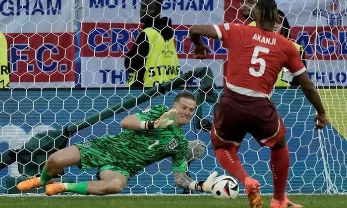 Pickford cản phá quả luân lưu của Akanji