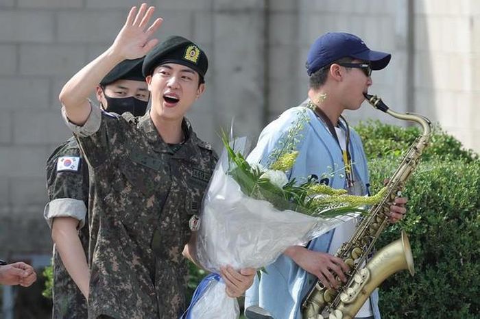 RM thổi kèn saxophone trong ngày đón Jin xuất ngũ