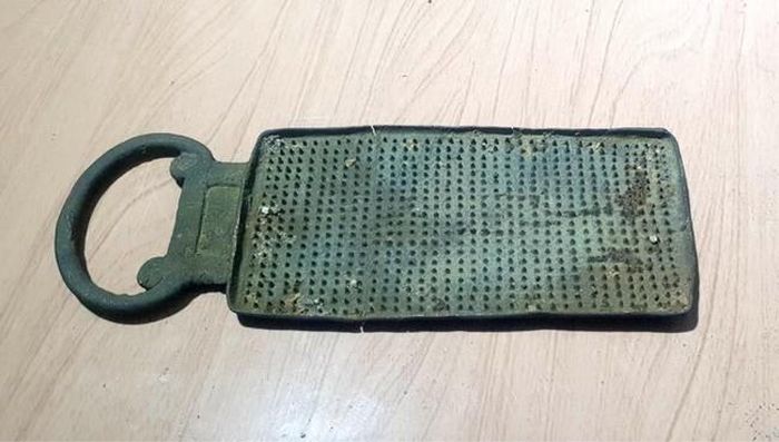 Một trong những chiếc nạo đồng Đông Sơn được dùng chế biến thức ăn nghi lễ (Sưu tập bảo tàng Phạm Huy Thông)